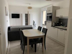 Charmant T2 en centre-ville avec balcon, parking privé et équipements bébé à Fort-Mahon-Plage - FR-1-482-99